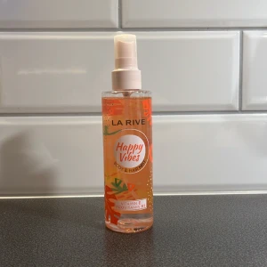 Bodymist från LA RIVE  - Bodymist från LA RIVE som jag säljer eftersom att det inte riktigt var min doft men luktar jättegott, luktar fruktigt och apelsin. Ordinarie pris 50kr säljer för 30kr. Köparen står för frak.
