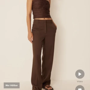 Kostym byxor - Bruna kostymbyxor med medelhög/låg midja. Använda typ 1 gång men passar inte längre tyvärr💕