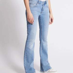 STORLEK M  Säljer de här Louise jeans som är köpt för 157 lager dom är i bra skick säljes på grund av att de inte kommer till användning 