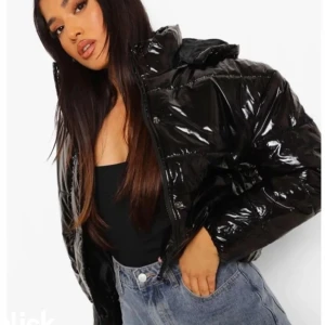 Glansig jacka  - Jag säljer den här fina glansiga jackan i storlek 36. Den är i bra skick och jättefin. Säljer eftersom den inte kommer till användning . Jackan är original och köpt från Boohoo. Om du vill ha fler bilder på jackan kan du skriva till mig