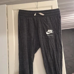 Mjukisbyxor  - Nike mjukisbyxor i storlek Xs.
