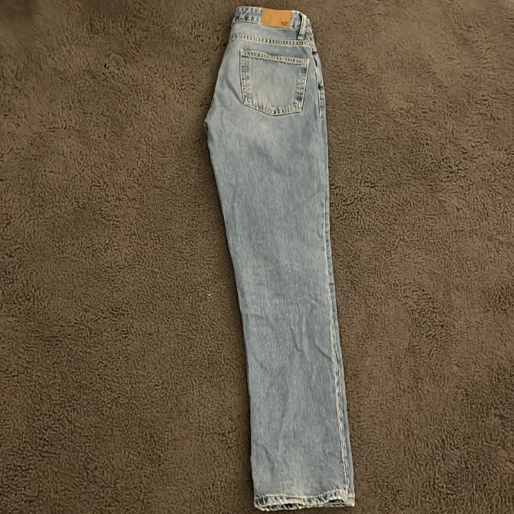 Blåa low waisted jeans från lager 157. Mycket fint skick 😚  Nypris 400:-. Jeans & Byxor.