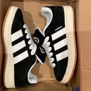 Svarta campus 00s - Säljer mina nya och oanvända svarta adidas campus som jag fick i julklapp då dom var försmå🙃 Öppen för prisförslag, tryck gärna på köp nu😊❤️