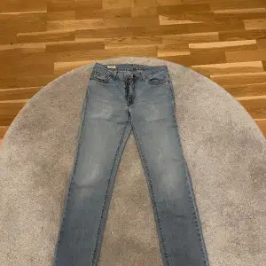 Säljer ett par Levi's 511 jeans storlek 30/32. Säljer de pga av att jag växt ut de. Modellen är ganska slim men inte skinny. Bra skick. Hör av er om intresse eller frågor 