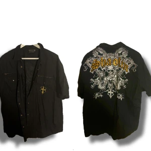 Oversized skjorta - En cool oversized skjorta som bara är använd ett fåtal gånger. Den är skit snygg att styla med typ ett linne. Har du frågor, vill ha fler bilder/bilder på, prisförslag eller annat tveka inte att höra