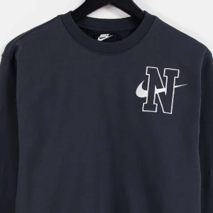 Nike sweatshirt  - En vintage svart Nike sweatshirt i storlek S. Säljer då jag inte använt på lämge, skrov för egna bilder. Köpare står för frakt mvh Filippa❤️