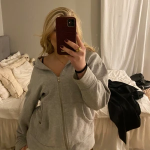 Grå zip hoodie - En grå lite oversize zip hoodie från lager 157. Jättebra basplagg att ha i garderoben🥰 Orginalpris: 150kr, skriv om ni har några funderingar eller vill ha fler bilder💕 