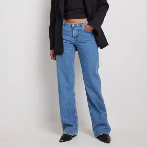 Lågmidjade jeans från Nakd, storlek 32. Oanvända med prislapp kvar. Ny pris 699