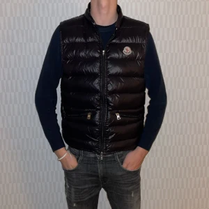 Moncler gui - Tja säljer min feta moncler gui väst. Den är i bra skick o köpt i Danmark på en moncler butik. Säljer billigt då det inte finns något kvitto på den.