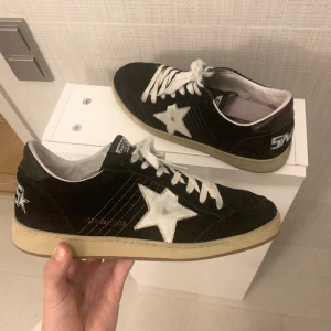 Golden Goose - Golden Goose Ballstars i riktigt bra skick. Skick ungefär 9,5 / 10. Originalpris ligger runt 5000 kr vårat pris 2799 kr. Storlek 44,  normal i storleken. Endast skor medföljer vid köp.