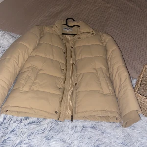 En jacka  - Säljer den för 100. 