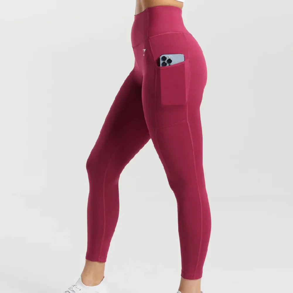 Gymshark Pocket leggings, helt oanvända. Brukar vara mellan storlek s-m och dessa passade mig❤️ Ordinarie pris 500kr. Jeans & Byxor.
