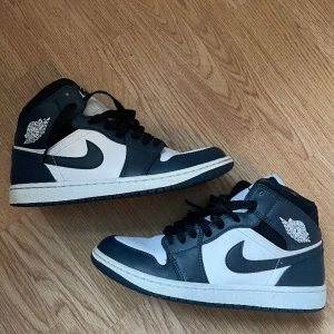 Air Jordan , strl 40 - Mid armory navy/ black-white strl 40. Gott använt skick. Kartong medföljer.