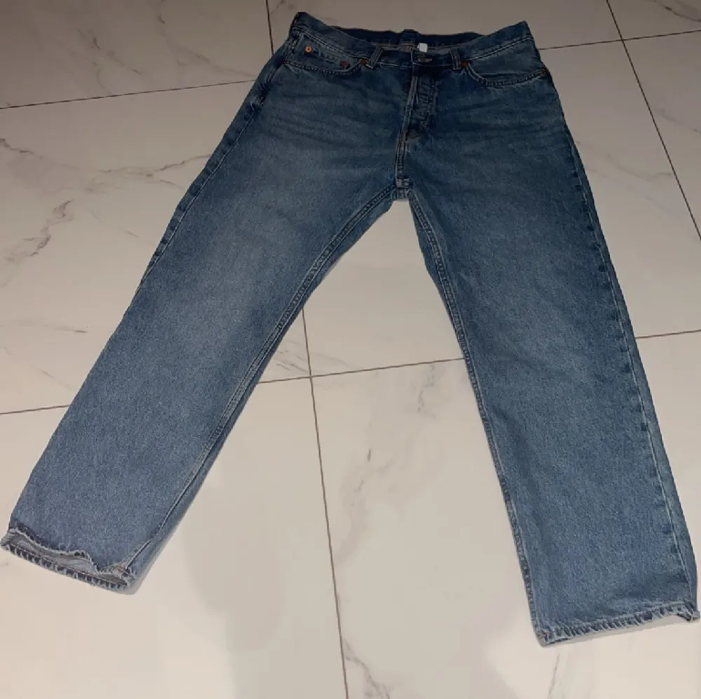 Jeans i modellen space relaxed från weekday, aldrig använda och därav i nyskick!  Nypris 600kr. Jeans & Byxor.