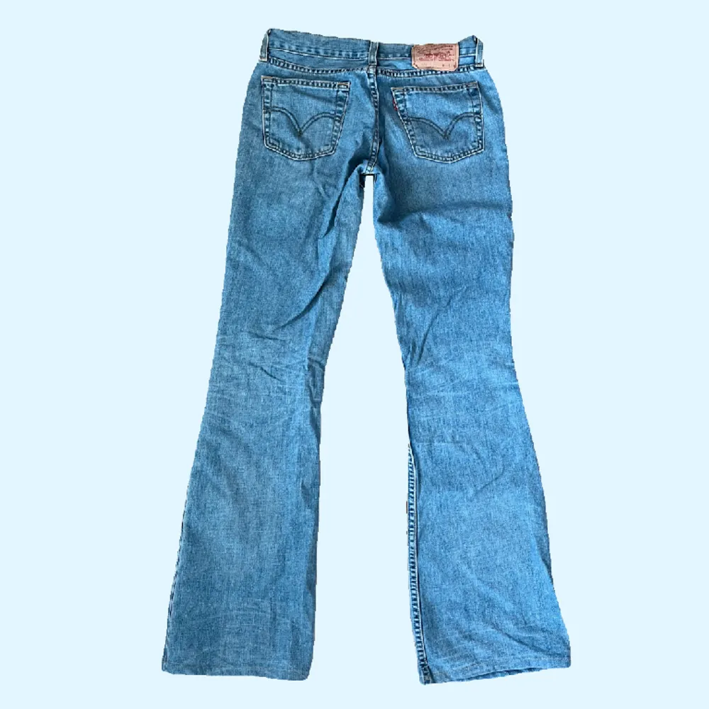 Ljusblå lågmidjade levis jeans! I bra skick:) Midja: 39 cm rakt över Innersöm: 80cm Yttersöm: 102cm. Jeans & Byxor.