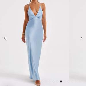 Söker denna klänning från hemsidan babyboo. Skriv gärna om ni har den att sälja!! Söker i storlek xs/s😍