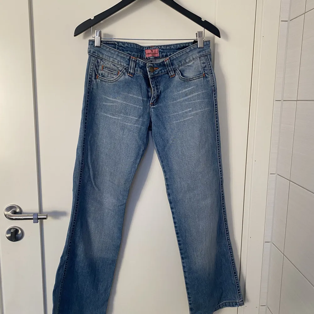 Lågmidjade raka/vida jeans 💕 bra skick, supersnygga med snygga detaljer. Midja 38cm tvärs över, 20 cm i livhöjd och ca 75 cm i innerbenslängd.. Jeans & Byxor.