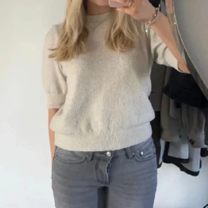 Stickad tshirt 💕 - Stickad tshirt som jag köpt på Vinted men som inte passade mig tyvärr, jätte fin men nopprig 💕