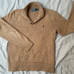 Ralph lauren tröja - Tjena, jag säljer nu min gamla Ralph lauren half button up i storlek M, nypris ligger på ca 1200kr.