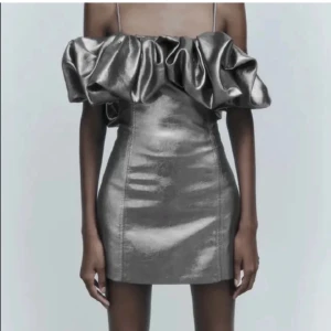 Silvrig Klänning  - Aldrig använd!! Köpt här på Plick, men prislappen finns kvar❤️