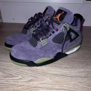Jordans 4 - Fina skor i jättebra skick och äkta, endast testade en gång och finns digalkvitto på dem. Orginalpris 2250 men kan diskutera pris vid snabb affär☺️(hjälper en vän att sälja)