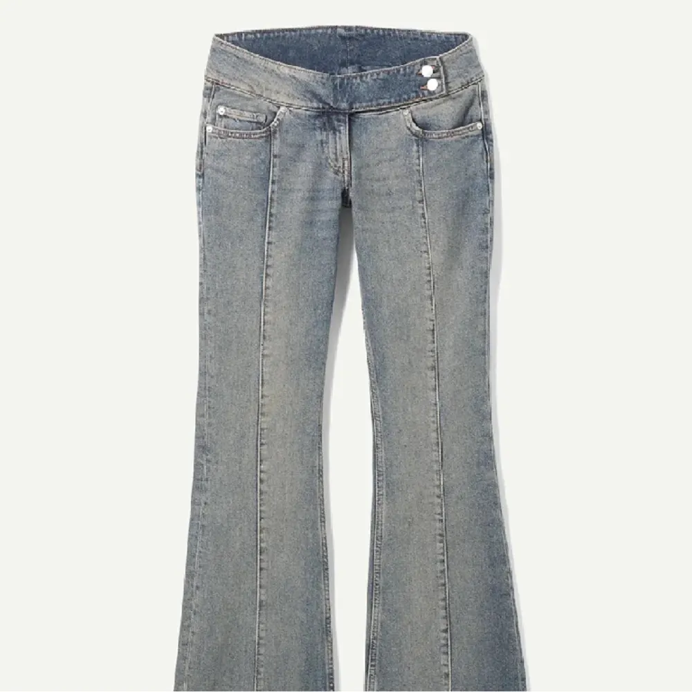 Säljer mina eftertraktade weekday-jeans pga av att det inte kommit till användning det är i storlek 25/32 och passar mig som är 172💗💗 LÅNADE BILDER!!. Jeans & Byxor.