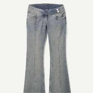 LOW WAIST  BOOTCUT JEANS   - Säljer mina eftertraktade weekday-jeans pga av att det inte kommit till användning det är i storlek 25/32 och passar mig som är 172💗💗 LÅNADE BILDER!!