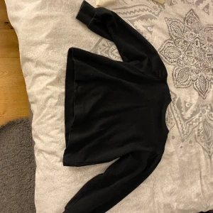 Tjock tröja  - En fin skön tjock tröja men som är ganska tun ändå. Den är från lager 157 och köpte den för två år sedan. Den är lite puffig i axlarna och har inget märka på dig. Säljer pga att den blivit för liten tyvärr.