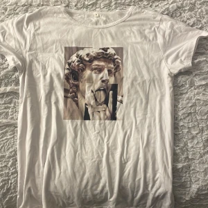 En vit t-shirt - En vit t-shirt med ett coolt tryck på. Knappt använd🩷