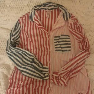 Victoria Secret Pyjamas - En väldigt skön pyjamas från Victoria Secret. Storleken är S men passar också M. Köp helst som par men går också bra att köpa bara en av plaggen. 