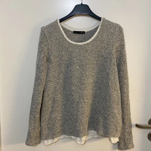 Jättefin tröja grå och vit zara  - Finstickad tröja Medium zara grå med vit under skjorta 