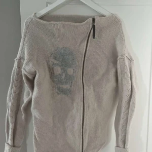 Stickad tröja - Väldigt cool och unik tröja med en döskalle på och dragkedja 💝säljer då den inte passar mig, knappast använd💘 ull💓startar budgivning om många är intresserade 