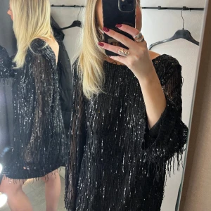 Klänning - Svart glittrig klänning med öppen rygg från BikBok, använd endast en gång. Nypris 900kr