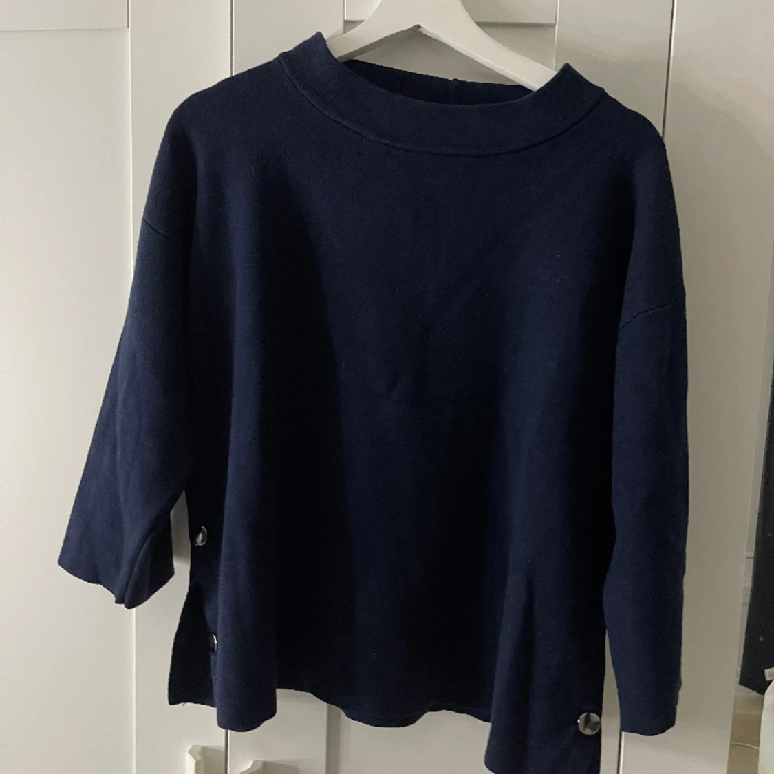 Trekvartärmad stickad tröja