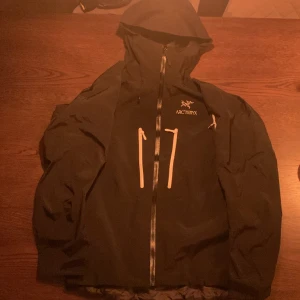 Arc'teryx Alpha Sv  - Arc'teryx Alpha Sv jacka i storlek M. Aldrig använd, och säljer den då den inte passar mig. Jag säljer den för såpass lågt priså då jag köpte den på ebay och inte har något äkthetsbevis. Pris kan diskuteras!