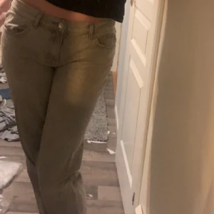 Jeans  - Lågmidjade jeans i storlek 40. Midjemått: ungefär 41 tvärsöver. Innerbenslängd: ungefär 78cm. Köpt på Gina för 400:- Vid frågor kontakta mig💖