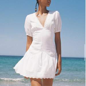 Jättefin vitklänning från Zara i storlek L.  Endast prövad, säljer då den va för stor. Slutsåld på hemsidan, perfekt till studenten eller sommaren.  Köparen står för frakten