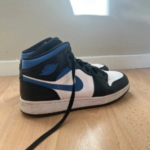 Jordan 1  - Säljer mina Jordan 1 i racer blue. Fint skick förrutom att de är lite smutsiga men går att fixa lätt. 