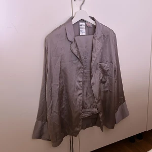 Pyjamasset - Väldigt svårfotat (😅) pyjamasset från Hm. Supermjukt silk-aktigt material och känns lyxigt 🦋 Endast använt några få gånger då det är lite för litet på mig. Som sagt, svårt och fota men väldigt fint i verkligheten! 