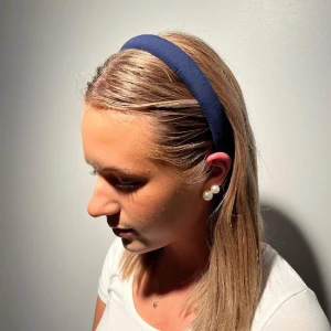 Diadem i marinblått  - One size diadem i marinblå färg handsytt av återbrukat material. 