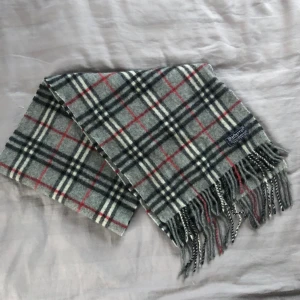 Burberry halsduk - Ritkigt snygg burberrry halsduk perfekt nu under vintern 🧣 gjord av 100% merinoull💫  Skriv vid frågor eller funderingar🌟