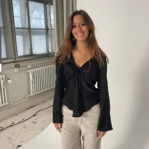 Satin blus  - Jättefin satin blus från Designby si. Den är i storlek M/L och aldrig använd så den är i nyskick. Säljer pga fel storlek och har aldrig använt. 