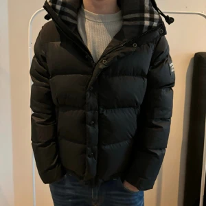 Burberry Jacka - Tjena, säljer nu min mega feta Burberry Jacka då den inte får nån användning! Det är avtagbara ärmar som man kan göra till en väst! Den är sparsamt använd, alltså bra skick! Har du frågor, skriv i DM!  *Finns äkthetsbevis*  Priset är diskuterbart!🙌🏼  