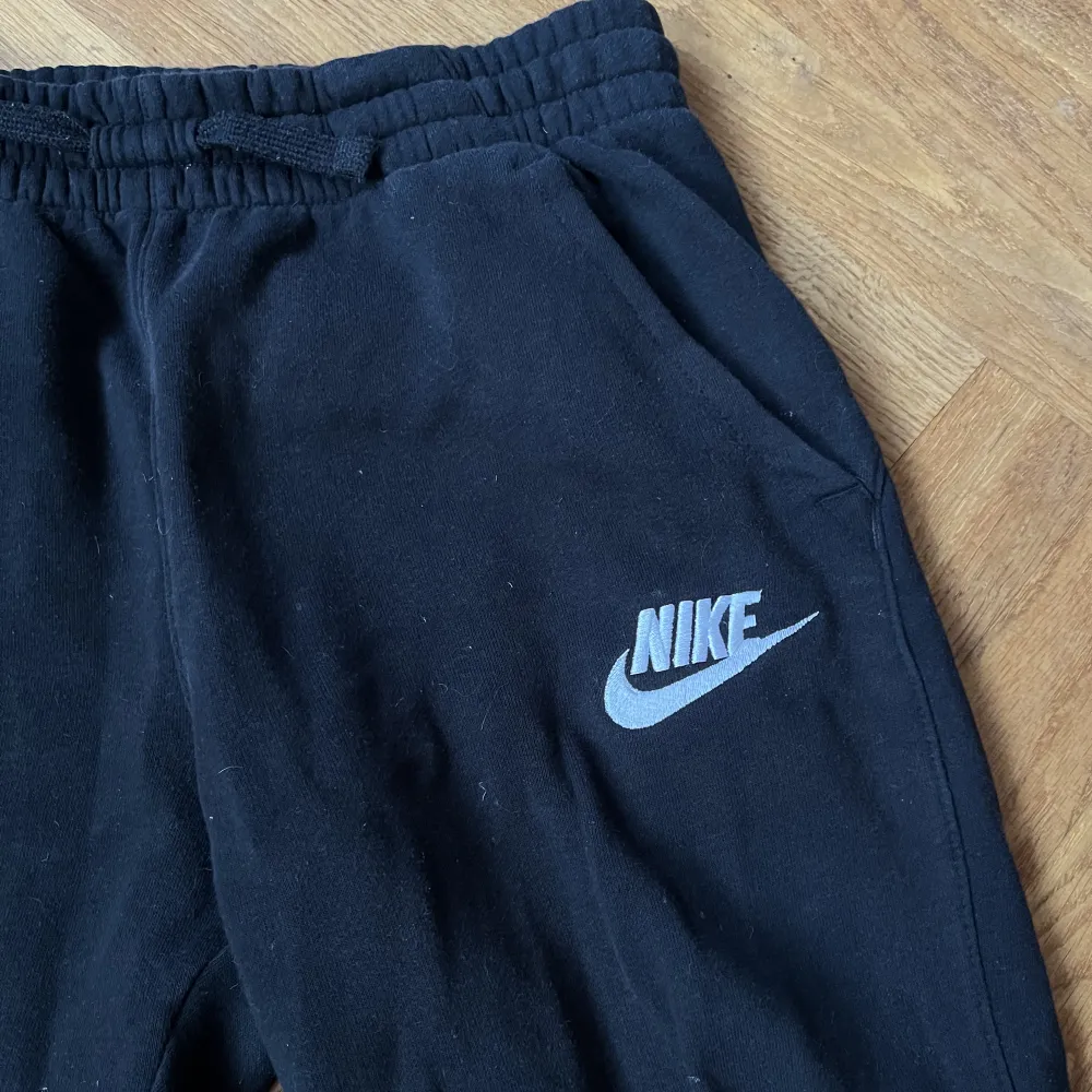 Säljer mina Nike mjukisbyxor/sweatpants då de blivit för små. De är väldigt fina och inte jätte mycket tecken på användning. 7.5/10! Passar att ha hemma eller ute. Riktigt varma i vinter. Fler frågor eller bilder i DM!💯🤞🏻. Jeans & Byxor.