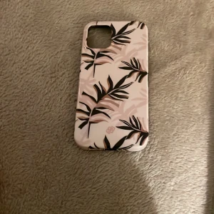 Mobilskal iPhone 12 mini - Ett mobilskal som passar iPhone 12 mini. Det har kommit lite färg på det men det är bara på baksidan. Hör av dig om du är intresserad ❣️ kostar 50 
