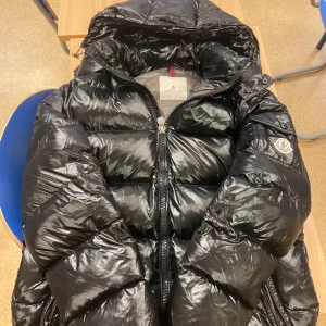 Moncler maya  - Moncler maya 10/10 skick köptes för 3 dagar sen, 1/1 rep Nfc scan finns  qr kod funkar 