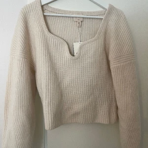 STICKAD TRÖJA  - Super söt tröja i ull från h&m, helt oanvänd med prislapp på. Nypris 500. Super söt, sticks ej!! 