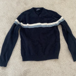 Crewneck - Vintage finstickad tjockare tröja i herr modell från hms äldre kollektion. Inga större defekter. Stretchig i strl M. Funkar fint på tjejer också!!