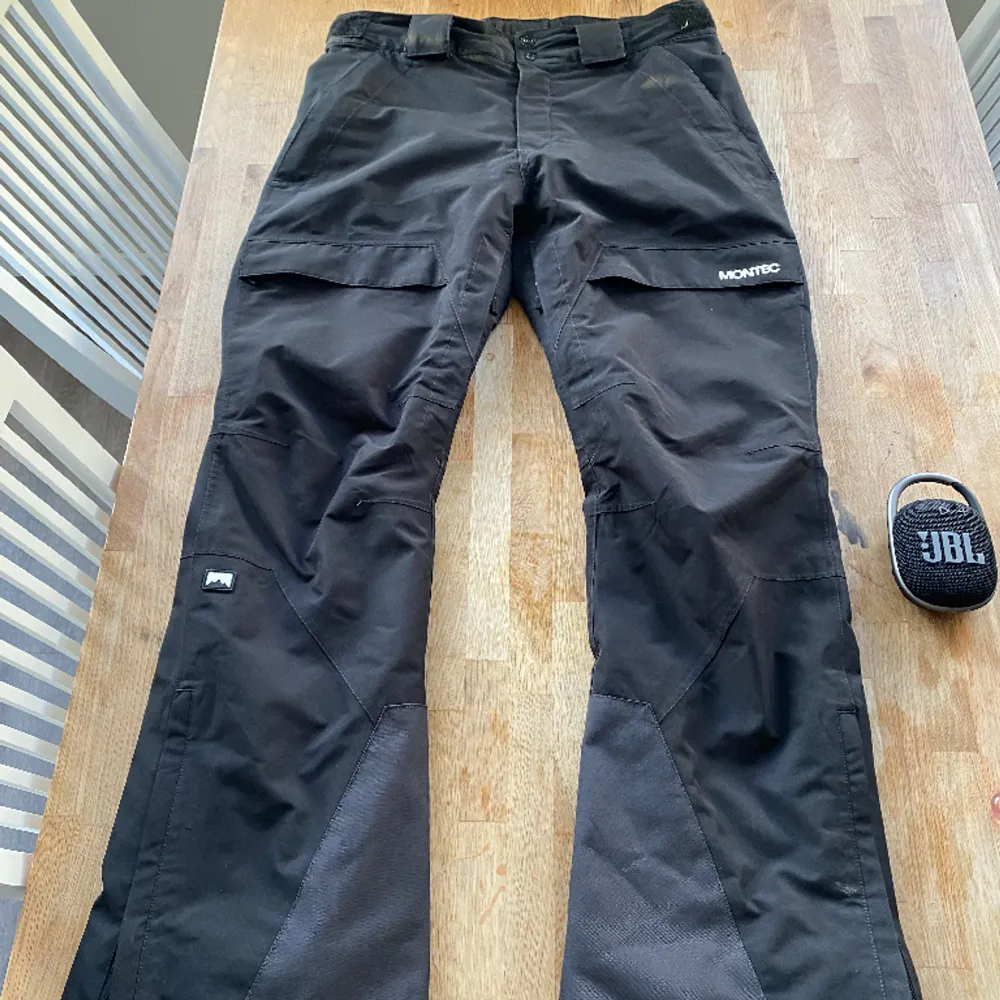 Svarta täckbyxor från Montec! Använda i två säsonger och har lite slitningar längst ner på benen, bifogar bild :). Jeans & Byxor.