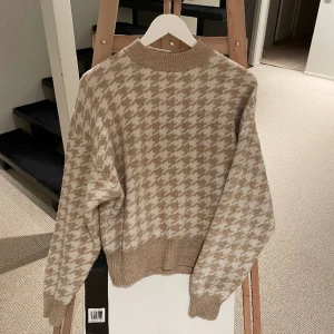 Stickad tröja - Säljer min tjocka goa stickade tröja från H&M. Supergo och väldigt varm. Perfekt nu när det är istid!!🥲